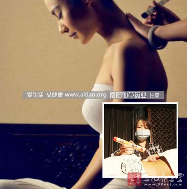 足三里穴是位于外膝的下3寸、脛骨外側(cè)一橫指左右的位置，艾灸10-15分鐘即可，需堅(jiān)持一段時(shí)間，很快可以看到祛濕的效果。